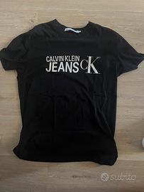 Jeans, tute, e magliette