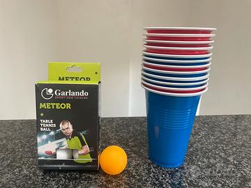 Bicchieri beer pong con palline da ping pong