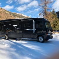 Motorhome americano Outlaw con garage