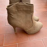 Stivali con tacco beige nuovi