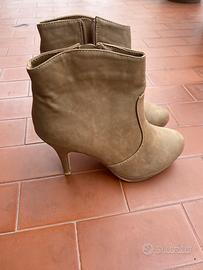 Stivali con tacco beige nuovi