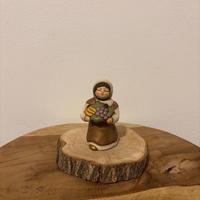Donna con frutta presepe classico Thun