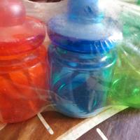 Barattoli colorati in plastica per alimenti