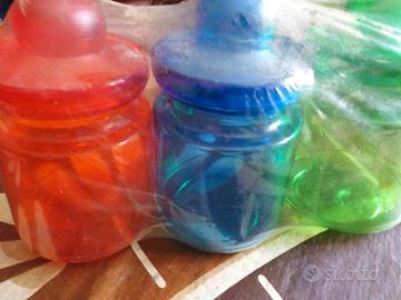 Barattoli colorati in plastica per alimenti