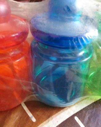 Barattoli colorati in plastica per alimenti