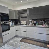 Cucina Scavolini con tavolo e sedie