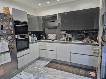 Cucina Scavolini con tavolo e sedie