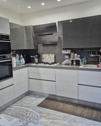 Cucina Scavolini con tavolo e sedie
