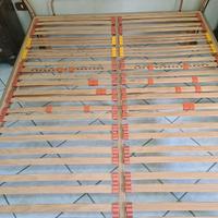 Vend rete matrimoniale a doghe in legno con strut