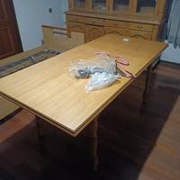 Tavolo in legno allungabile con gambe tornite
