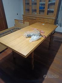 Tavolo in legno allungabile con gambe tornite