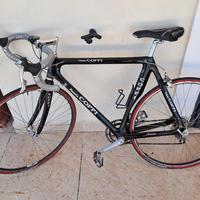 bicicletta da corsa su strada