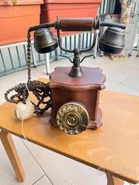 Telefono vintage in legno massello