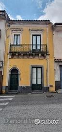 Palazzetto di 200 mq su due livelli a piedimonte