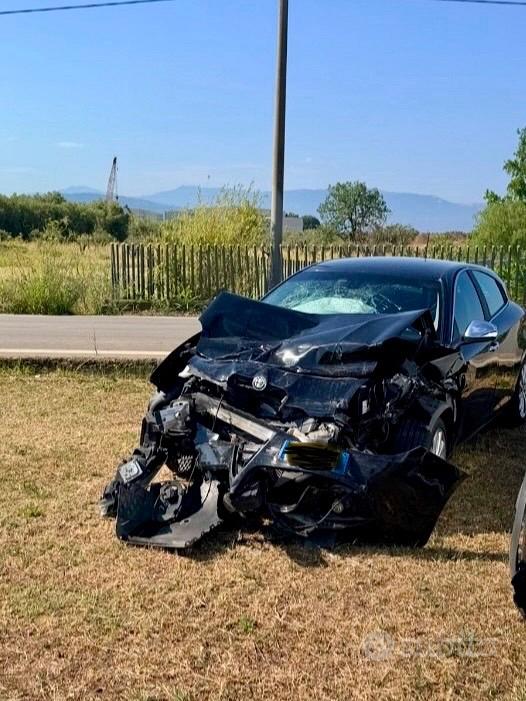 Vend auto incientata per pezzi di ricambio