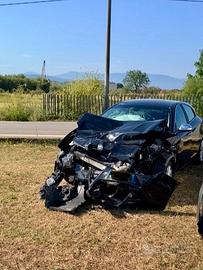 Vend auto incientata per pezzi di ricambio