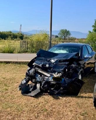 Vend auto incientata per pezzi di ricambio