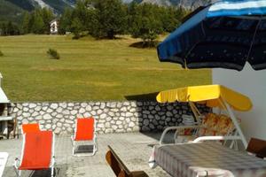 Appartamento con grande terrazzo e giardino