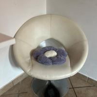 Poltroncina simil pelle con base in metallo