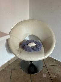 Poltroncina simil pelle con base in metallo