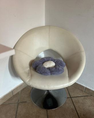 Poltroncina simil pelle con base in metallo