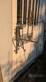 campanello in ferro con figurante 
