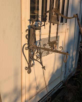 campanello in ferro con figurante 