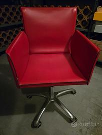 Sedia da scrivania in pelle rossa con ruote