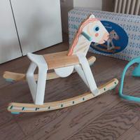 Cavallo a dondolo in legno giocattolo cavalcabile