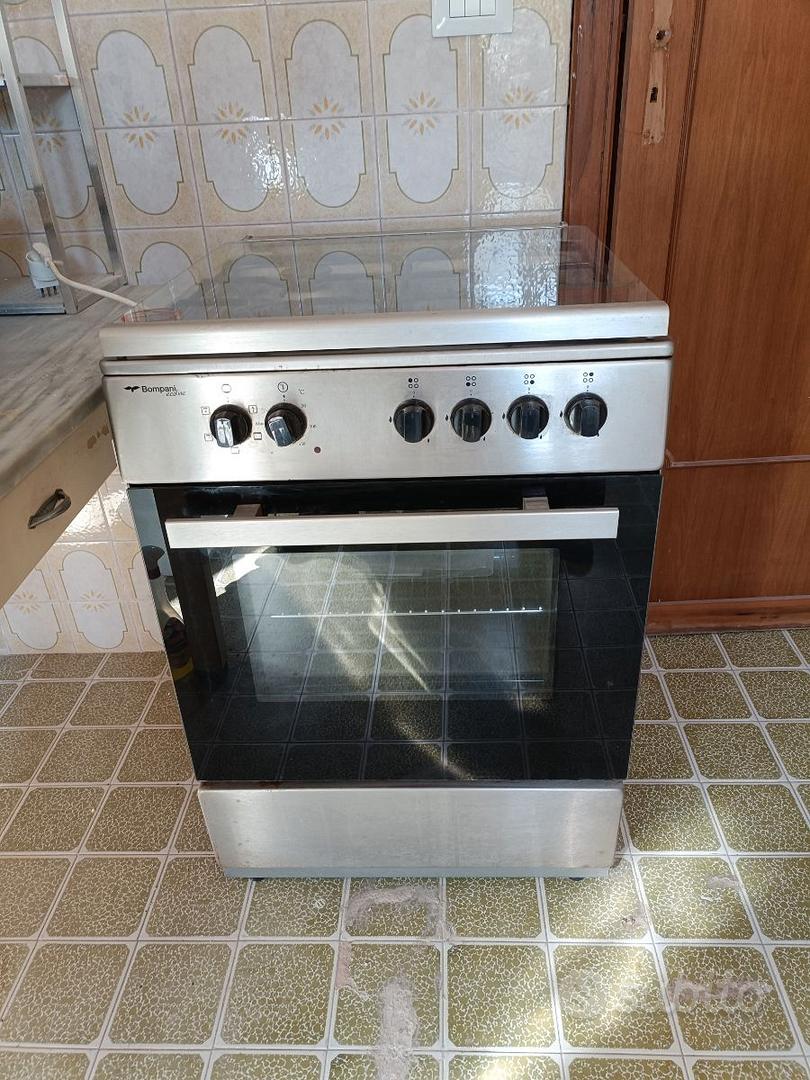 Cucina a gas 4 fuochi con forno elettrico - Elettrodomestici In vendita a  Lecce