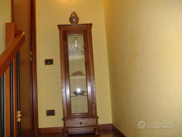 Vetrinette , tavolini comodini in legno vecchio