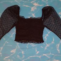 Top corto con pois e maniche in tulle