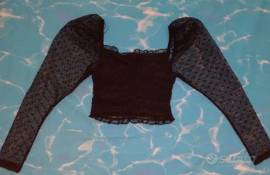 Top corto con pois e maniche in tulle