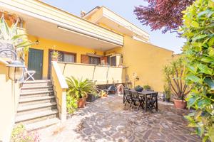 VILLA A SCHIERA CENTRALE A ROMA