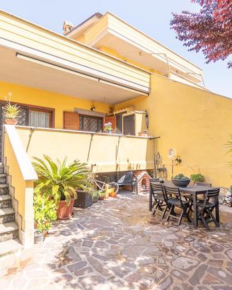 VILLA A SCHIERA CENTRALE A ROMA