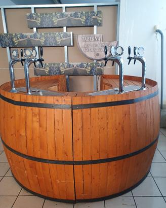 bancone birreria in legno a forma di botte