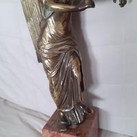 Vittoria alata di Brescia base marmo rosso Verona