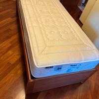 letto con rete a doghe e materasso