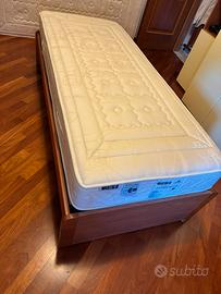 letto con rete a doghe e materasso