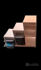 Mobile Trofast a scaletta con contenitori