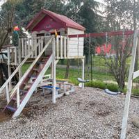 Casetta in legno e altalena per bambini