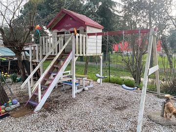 Casetta in legno e altalena per bambini