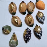 Frutta in terracotta con foglia in ottone