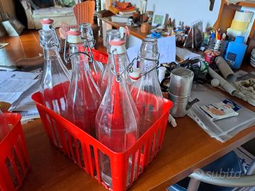BOTTIGLIE IN VETRO + CESTELLO PORTABOTTIGLIE