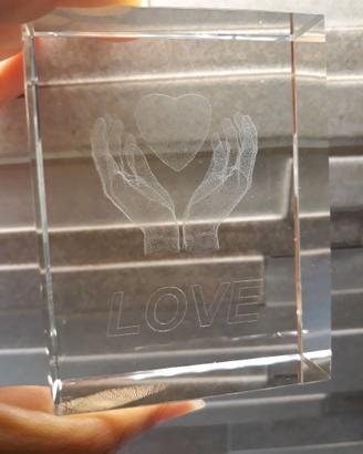 Cubo in vetro con scritta "LOVE"