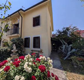 Villetta a schiera di 165 m² con 4 locali e box au