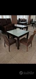 Sedie simil rattan in alluminio e tavolo in legno