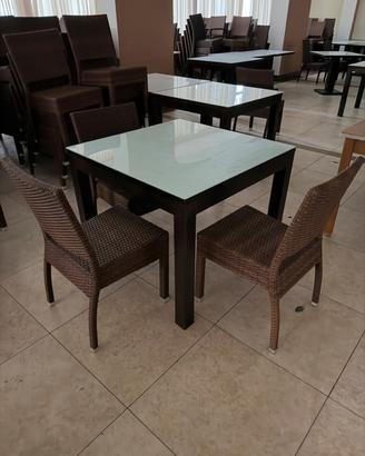 Sedie simil rattan in alluminio e tavolo in legno