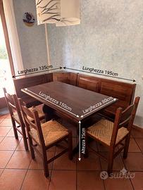 Tavolo, sedie e cassapanca