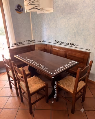 Tavolo, sedie e cassapanca